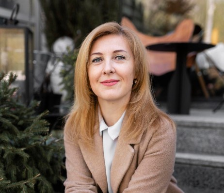 C.R. NEVELÉS-OKTATÁSI INTÉZMÉNYVEZETŐ